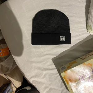 Fet mössa - Fet svart mössa med vit logga i mycket bra skick 