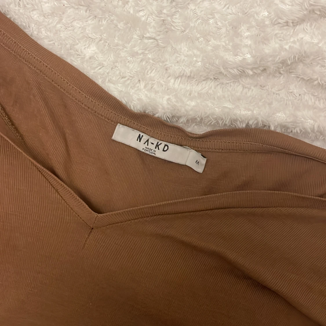 Brun v-ringad topp från NA-KD - 1