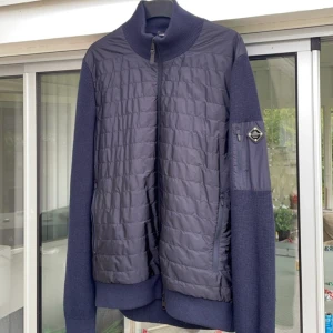 J Lindeberg cardigan  -  J Lindeberg cardigan i toppskick. Perfekt nu inför hösten, hör av er vid  funderingar 🤝