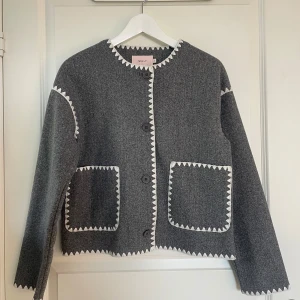 Jacka från Nelly - Grå tunn jacka från Nelly. Endast testad så i mycket fint skick