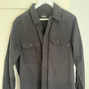 Svart overshirt från Only & Sons - Svart overshirt från Only & Sons I storlek L. 