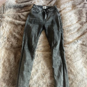 Grå jeansbyxor från 157, XS - Snygga grå jeansbyxor från 157 i storlek XS. Modellen har klassisk femficksdesign, smal passform och normal midja. Jeansen är i ett mjukt denimtyg och har en lätt tvättad look som ger en cool vibe.
