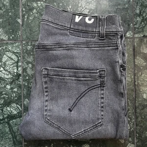 Dondup Mius slim fit W34  - Modellen är 180,75 kg. A: 40 cm, B: 96 cm. Inga defekter. Kom med frågor! Storlek W34 men passar bra på mig. 
