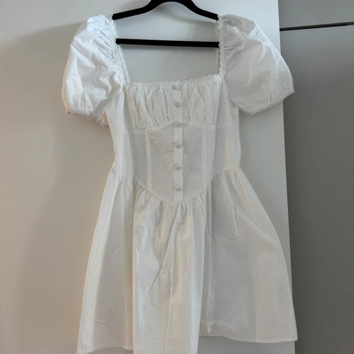 Vit kort klänning från Boohoo