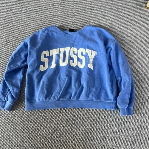 Blå Stussy tröja - Ljus blå Stussy tröja i storlek M 💓