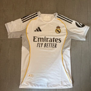 Real Madrid matchtröja 25/26 -  Real Madrid matchtröja spelarverasion. köpt från adidas hemsida för 1200 tröjan är slim fit, storlek S. Skicket är 10/10 då jag aldrig använt den utan bara testad den en gång 