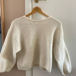 vit stickad tröja - mysig vit sticksd tröja lite tjockare, perfekt och skönt till hösten🌟vet inte vart den e ifrån då lappen e bortklippt 