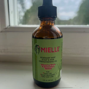 Mielle Rosemary Mint Strengthening Oil - Mielle Rosemary Mint Scalp & Hair Strengthening Oil med biotin, perfekt för att boosta hårväxt och vårda hårbotten. Kommer i en brun glasflaska med pipett, innehåller 59 ml. Oljan har en fräsch doft av rosmarin och mint. I princip oanvänd, endast testat en gång.
