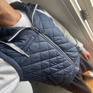 Indicode jeans cardigan - Snygg cardigan köpt från Zalando för 899kr. Storlek M och inga tecken på användning! Ärmarna har dragkedja längst upp så jackan kan även bli en väst(bild 5). Hör av dig vid funderingar!