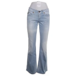  Lågmidjade bootcut ljusblå jeans  - Coola g-star jeans. Säljer då jag inte får använding av de. Man kan göra de mindre/störe genom de inbyggda bältet på baksidan.