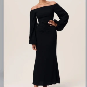 Adoore ”Reno” klänning - Svart klänning från adoore i storlek 32 men passar mig som vanligtvis har 34 i deras klänningar! Aldrig använd utan endast provad 💕