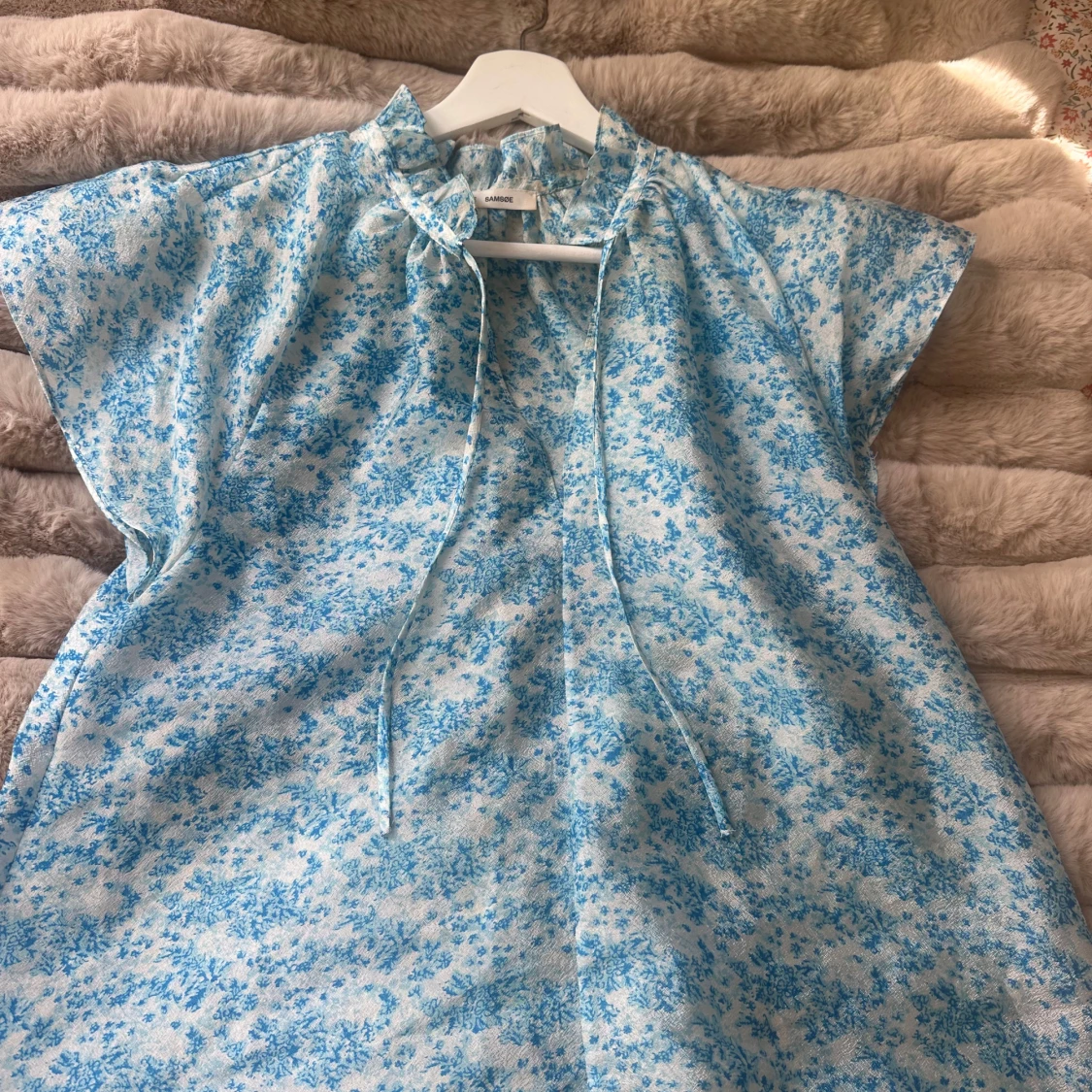 Blommig blå kortklänning från Samsøe