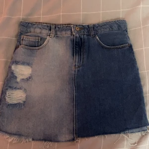 Tvåfärgad jeanskjol från Zara - En otroligt fin kjol i fint skick. säljs då den tyvärr inte passar.