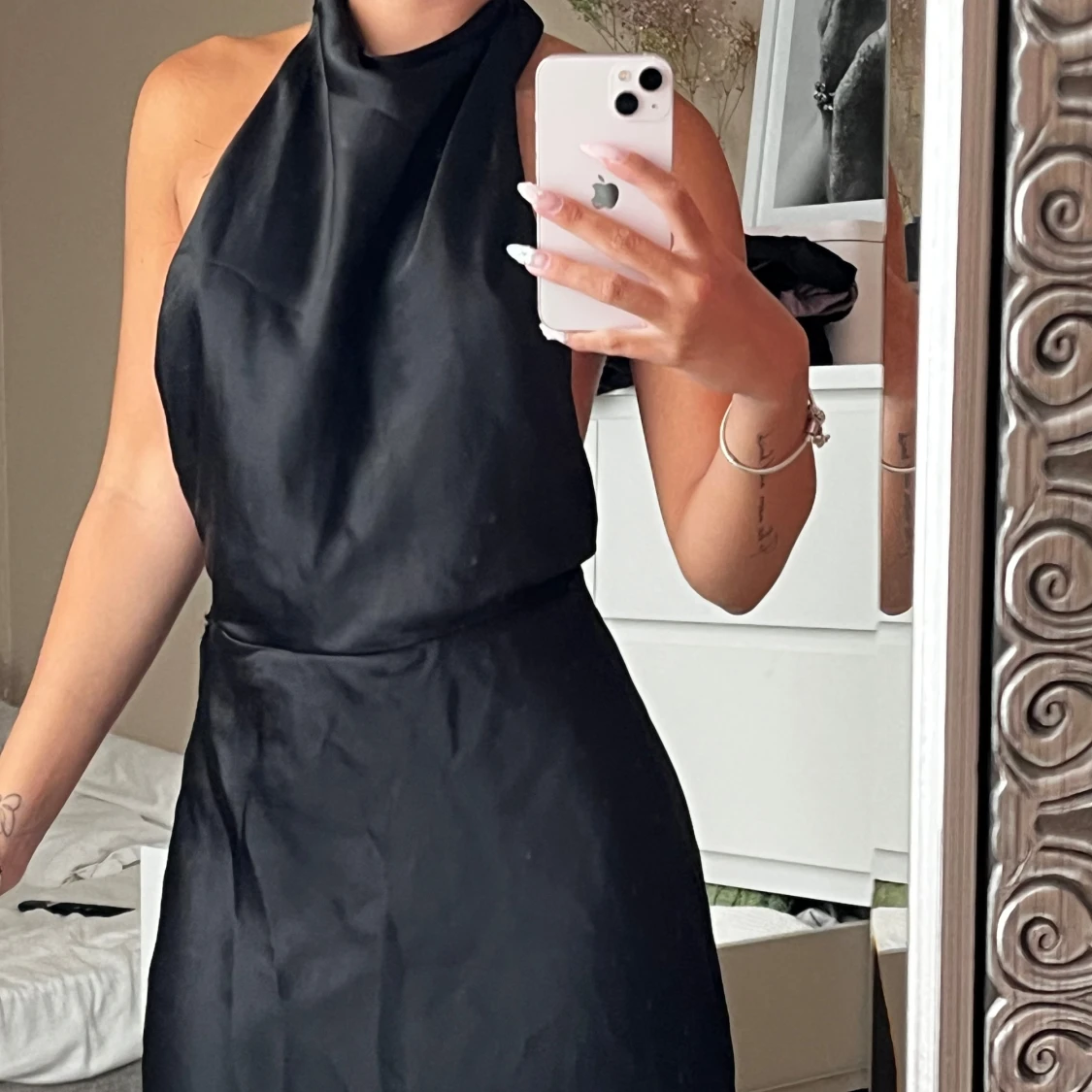 Satinklänning från Zara med öppen rygg - 1