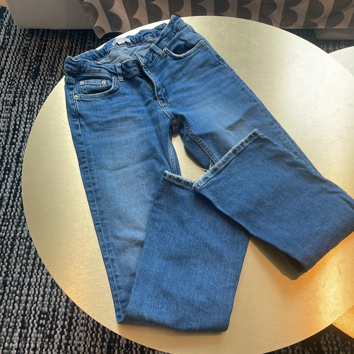 Blå bootcut jeans i klassisk modell från Gina Tricot 