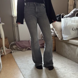 Pull & bear jeans  - Säljer mina pull & bear jeans för de är för små, de är storlek 32 eur långa och små i midjan 