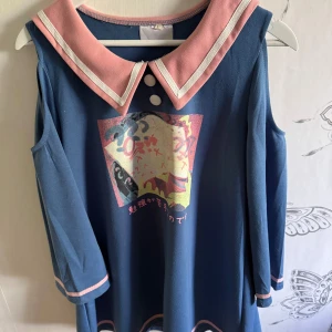 Blus i japansk skoluniformsstil - En gullig skjortblus inköpt på Kawaii. Ärmarna har bara axlar men är långärmad (se bild). Texten på tröjan översätts ungefär till ”jag hatar att plugga” Storlek L men jag (storlek S/M) har använt den som lång blus och kan även användas som kort klänning. Alltså inte alls tight-fit. Fint skick, inga noppor eller liknande :)  Annonsen finns på fler sidor