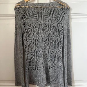 Grå/silvrig stickad tröja  - Supercool mönsterstickad tröja från Hadamorgana, köpt second hand i Österrike. Fint skick! Storlek M men passar bra för XS-S också