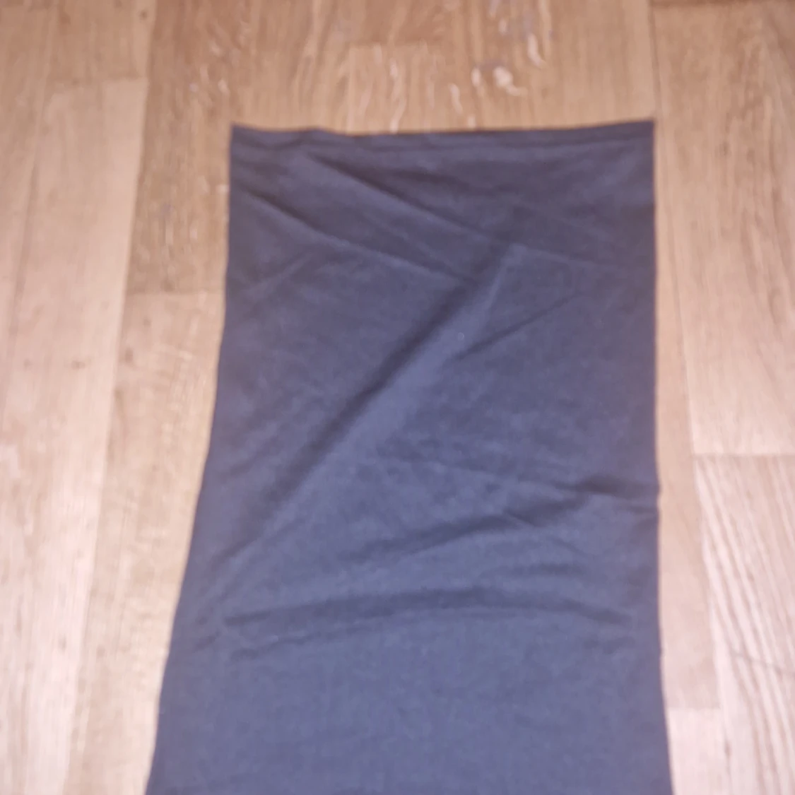 Svart LA halsduk i polyester - 1