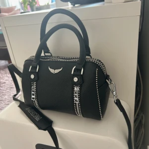 sunny bag  - Sunny Bag XS Studs som jag köpte second hand för 2600 kr. Inga skador, väldigt fint skick. Säljer eftersom jag flyttar. Dustbag följer inte med. Måtten är 23 x 14 x 11.5 cm💗💗💗💗💗