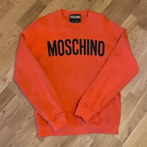 Moschino Sweatshirt  - Moschino Logo-Printed crewneck sweatshirt orange. 1 år gammal. Knappt använd. Nyskick.   Storlek: M  Nypris: 2000-3000kr   
