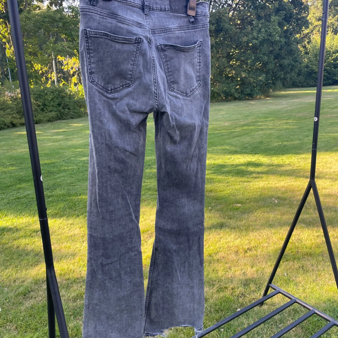 Grå bootcut jeans från Gina Tricot - 1