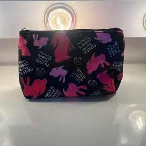 Svart necessär, the body shop - Necessär från The Body Shop i svart med rosa kaniner, säljs inte längre