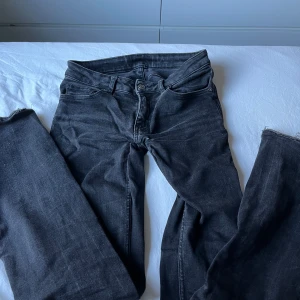Svarta jeans omsydda  - Säljer ett par svarta jeans med klassisk rak passform och femficksdesign. Perfekta för dig som gillar en tidlös men ändå trendig look.