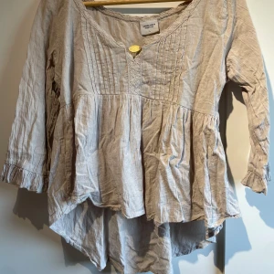 Beige blus från Chiara Forthi - Supersöt beige blus från Chiara Forthi. Är i gott skick💞