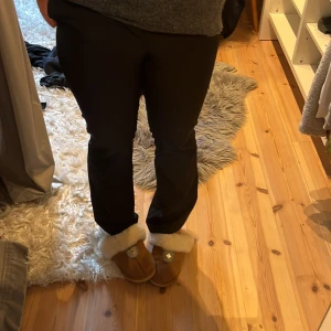 Svarta kostymbyxor från Bik Bok - Snygga svarta kostymbyxor från Bik Bok med bootcut och klassisk passform. Byxorna har hällor för bälte, fickor bak och är tillverkade i ett mjukt material som känns skönt mot huden. Perfekta för en clean och stilren look.