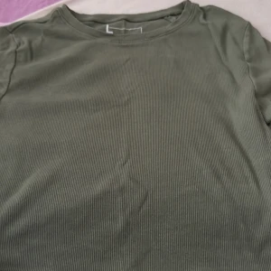 Toppar  - Fina toppar under klädder och sommarkläder de har olika storlek de är nya och sköna dem är fem är 100kr det är jätte billigt 🧚🏻‍♀️