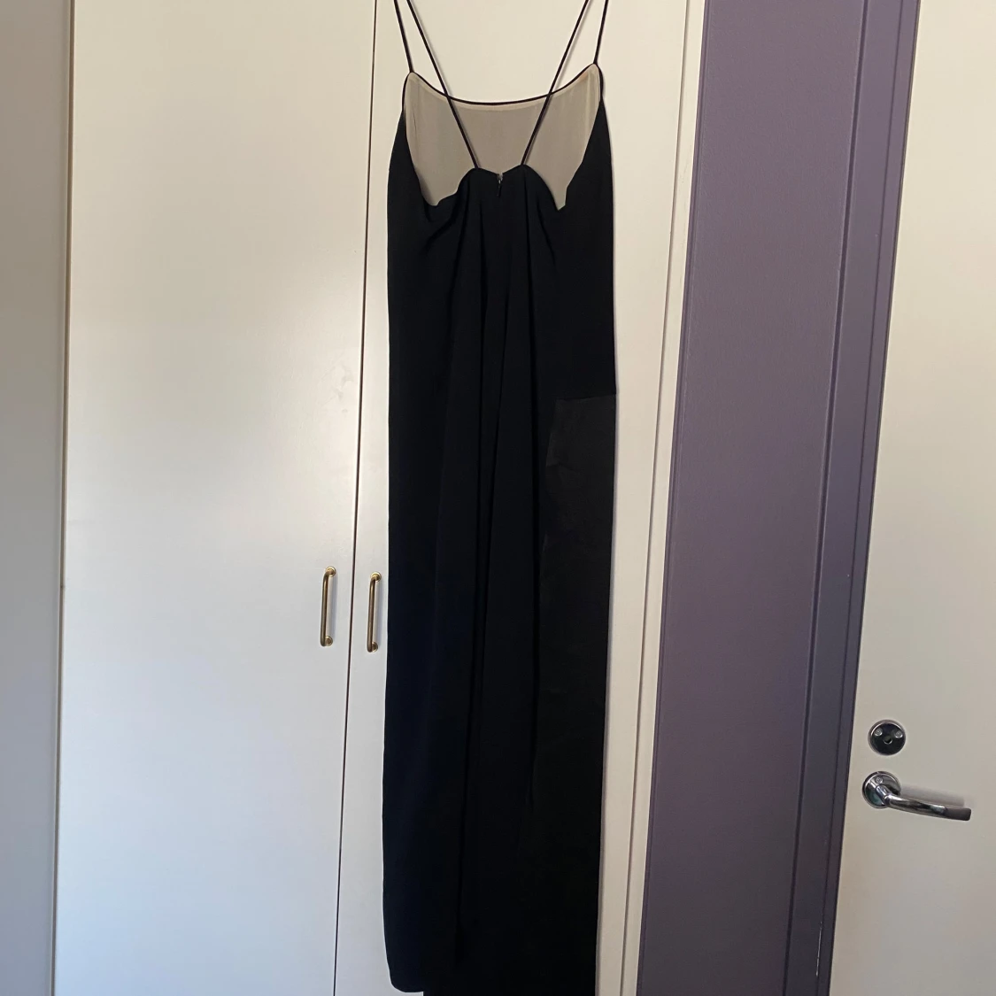 Svart Filippa K långklänning med tunna axelband  - 2
