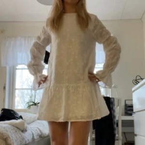 Vit klänning från NAKD - Säljer nu min otroliga studentklänning från NAKD! 