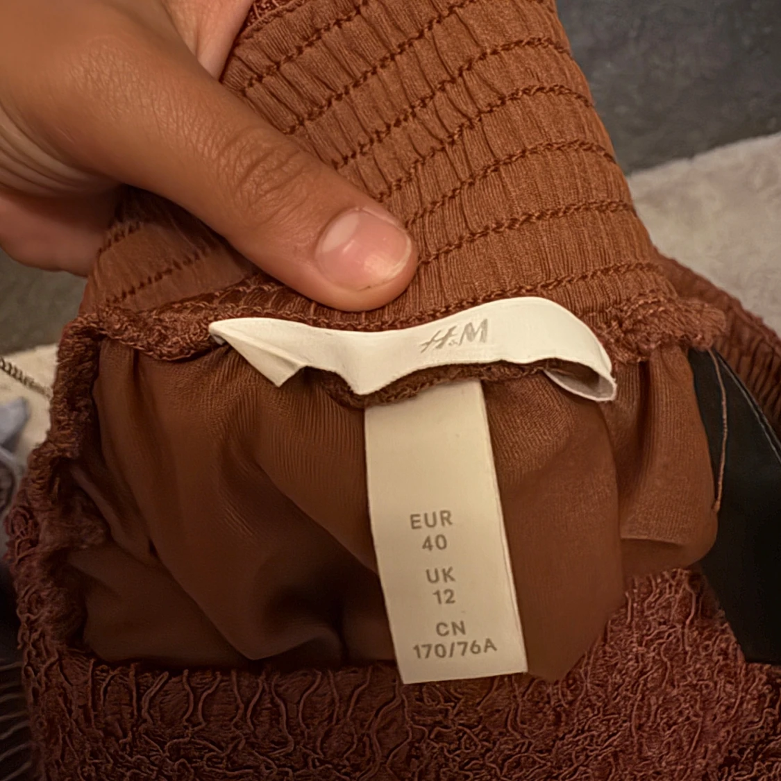 Brun spetsklänning från H&M - 1