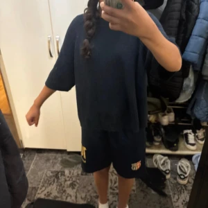 Mörkblå stickad tröja från 15k - Säljer en mörkblå stickad tröja från 15k i storlek XS. Tröjan har en loose passform med breda trekvartsärmar och ribbad rund hals. Perfekt för dig som gillar chill och enkel stil. Materialet är grovstickat och känns mjukt mot huden.