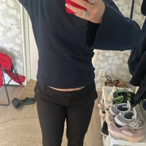Mörkblå topp med öppen rygg Gina Tricot - Snygg mörkblå topp från Gina Tricot i storlek S. Modellen har lång ärm med lite vidare avslut och en cool öppen rygg. Materialet känns mjukt och skönt mot huden, perfekt för dig som gillar stilrena plagg med en twist. Passar dig som vill ha något enkelt men ändå unikt.  Säljer eftersom den är för stor, aldrig använt 