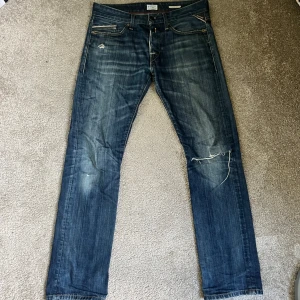 Replay Waitom jeans med slitningar - Storlek 29/32 kan gå ner i pris vid smidig affär!
