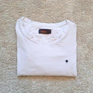 Vit Morris T-shirt - Stl M - Hej säljer en snygg Morris t-shirt i färgen vit. Perfekt till sommaren! 🏝🏖 Skick: 8,5/10 utan defekter. Stl: M. Hör av dig om du har några frågor. Mvh Galgen 🤗