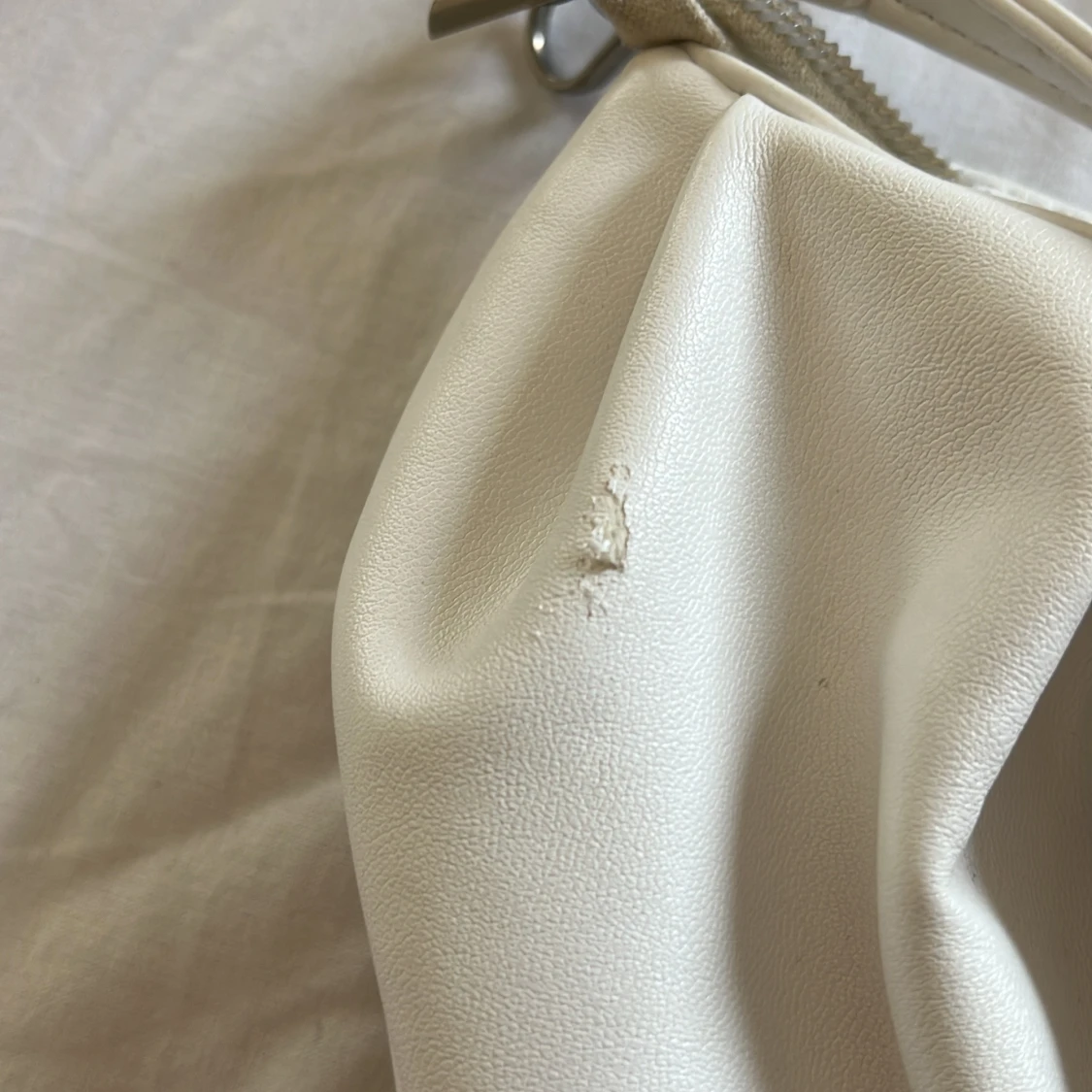 Vit axelväska i skinnimitation - 2