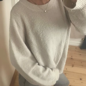Beige stickad tröja från Object - Säljer nu min oversized stickade tröja från Object. Köpt för 500kr men säljer för endast 30kr pga att tröjan har blivit väldigt nopprig. Men den är fortfarande väldigt fin å perfekt nu mot sensommaren/hösten. 💖💕