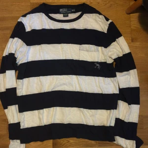 Ralph Lauren långärmad  - St M sitter perfekt vid midjan nästan lite cropped . Har en liten fläck på sig men det gör bort i tvätten 