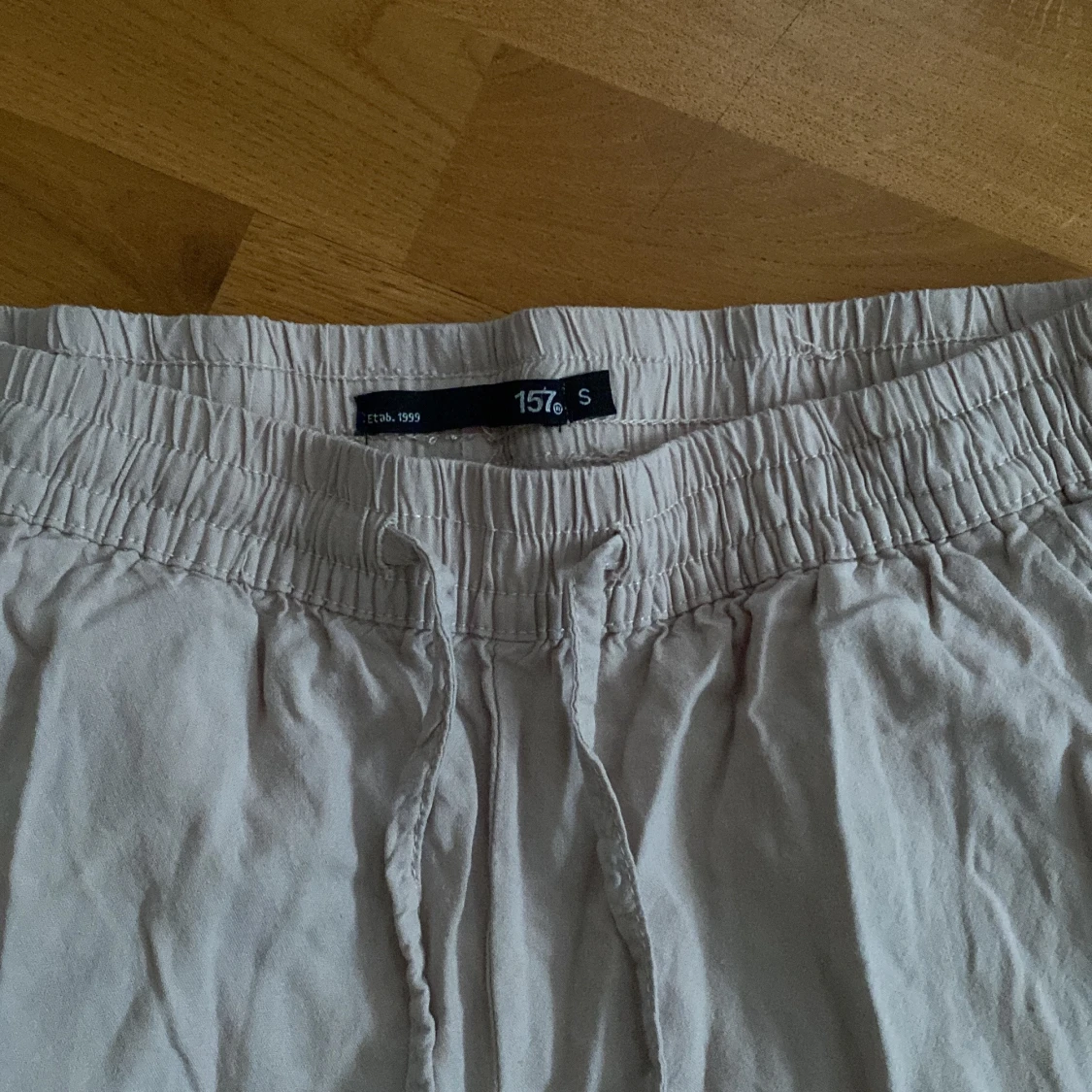 Beiga linnebyxor med snörning lager 157 - 1