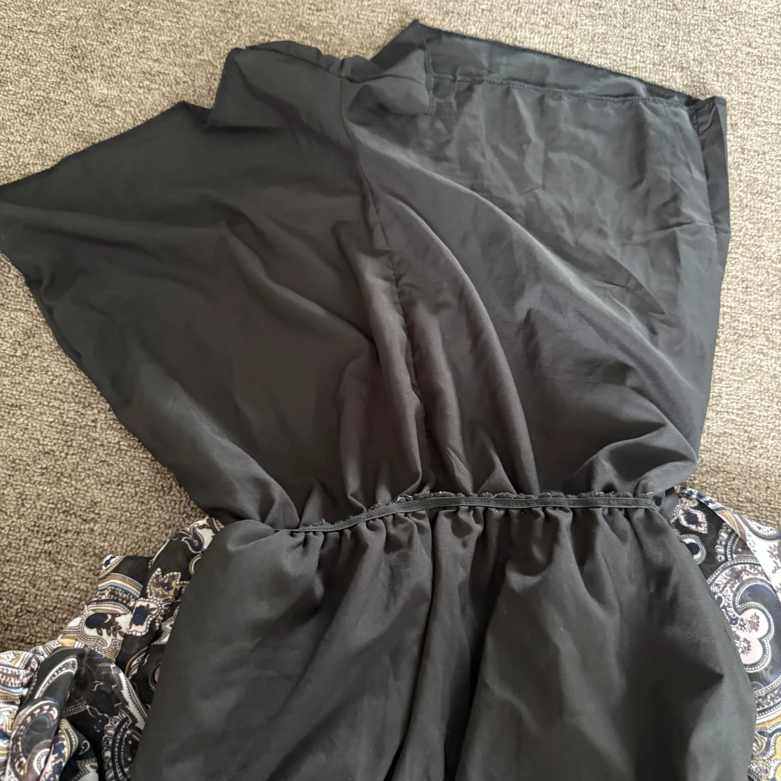 Svart paisleymönstrad jumpsuit  - 3