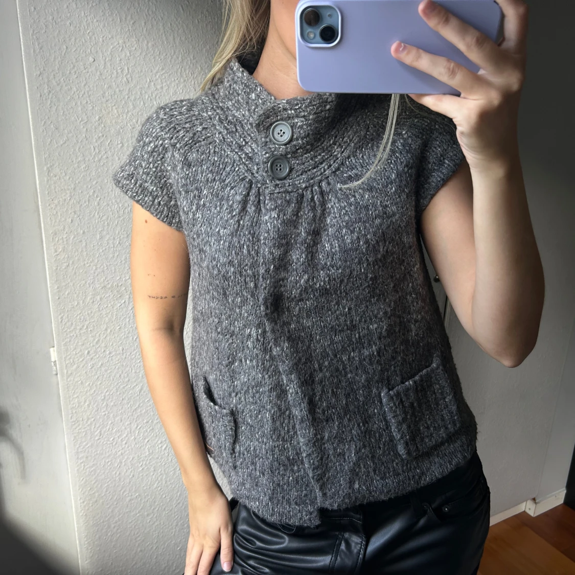 Grå stickad kofta  - 4