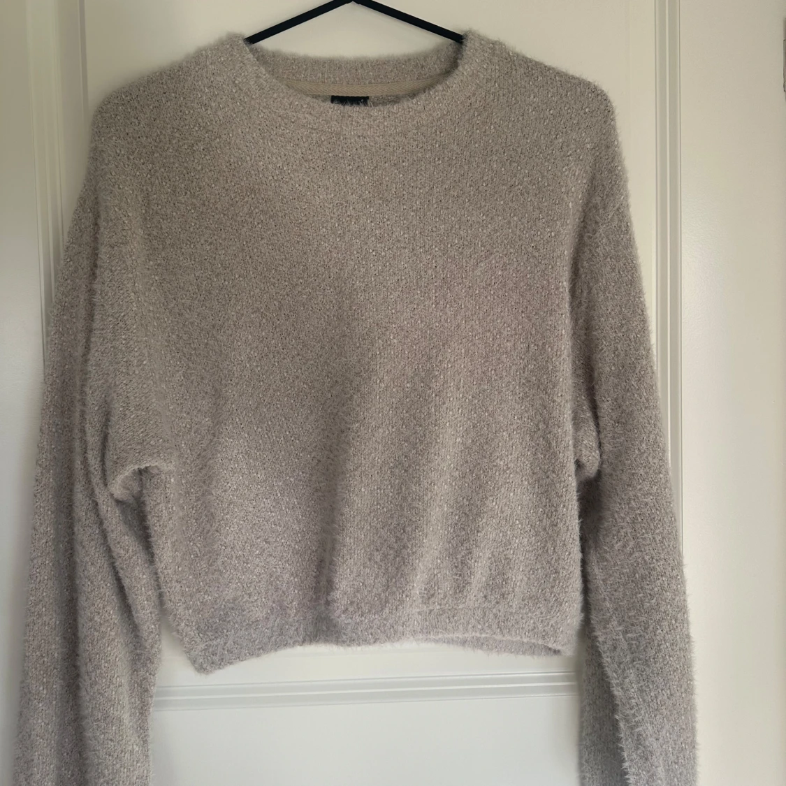 Beige fluffig stickad tröja