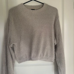 Beige fluffig stickad tröja - Supermjuk och fluffig beige stickad tröja med croppad passform från Gina. Använd fåtal gånger😊