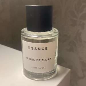 Essnce parfym  - Jardin de Flora ifrån essnce:) Doften har blommiga och fräscha inslag, perfekt för dig som gillar en lätt och modern parfym. Såå god😍Säljer då den inte riktigt passar just mig:)