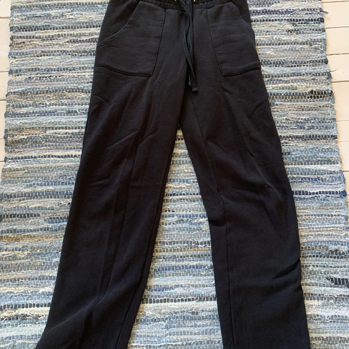 Svarta mjukisbyxor med snörning - 1