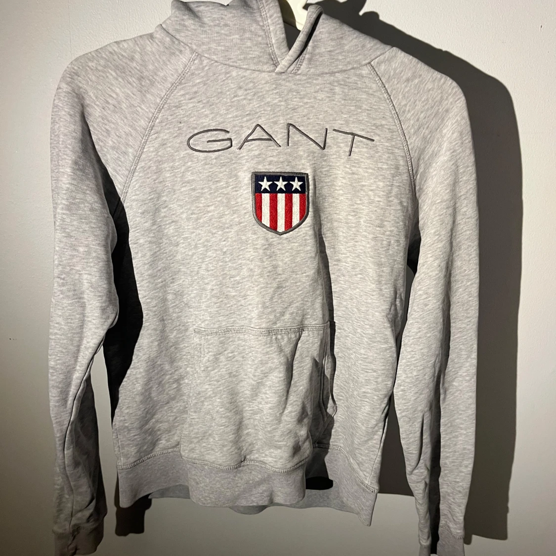 Grå hoodie från GANT - 1
