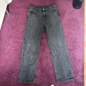 Svarta raka jeans från Galaxy - Säljer ett par svarta jeans från Weekday Loose fit skönpass form Strl 31/32